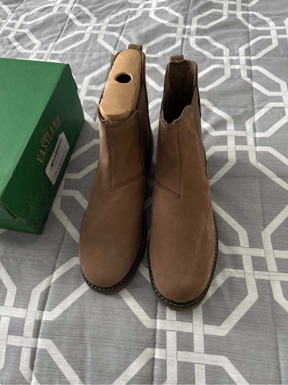 New Eastland Womens Chelsea Boots in Brown